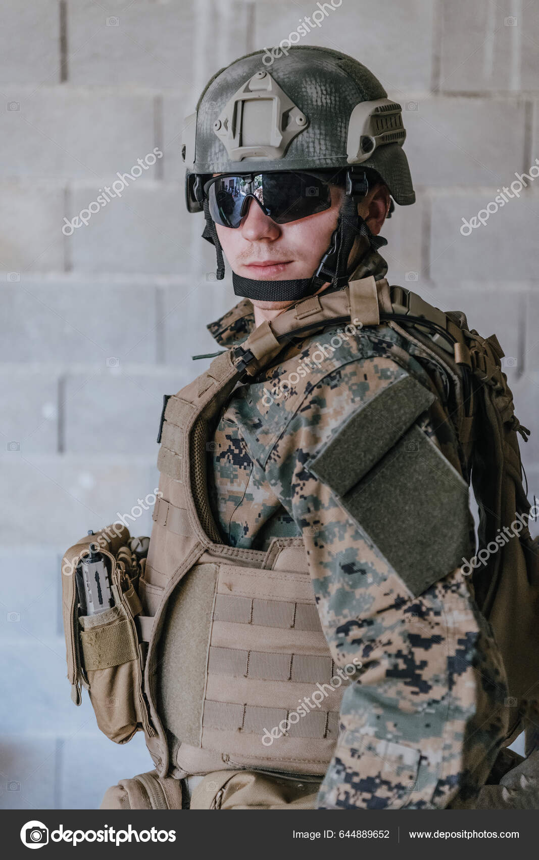 Soldat Préparant L'équipement Tactique Protection Communication Pour  Bataille D'action image libre de droit par .shock © #644889652