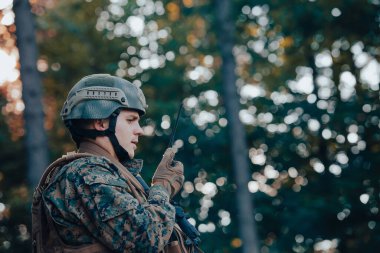 Modern Savaş Askeri Komutanı Telsiz İstasyonundan Konuşan ve Alt Bölüme Emir Veren.