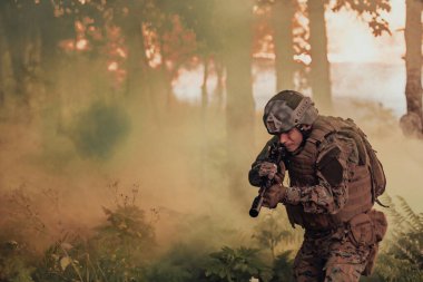 Yoğun ve tehlikeli orman bölgelerinde görev yapan modern bir savaş askeri. Tehlikeli askeri kurtarma operasyonları.