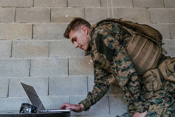 Soldat Américain Uniforme Militaire Utilisant Ordinateur Portable Pour Contrôler Les — Photo