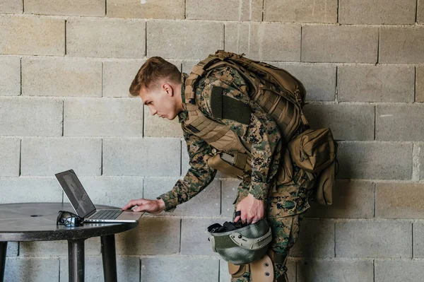 Amerikai Katona Katonai Egyenruhában Laptopot Használ Drónok Irányítására Hogy Kapcsolatban — Stock Fotó