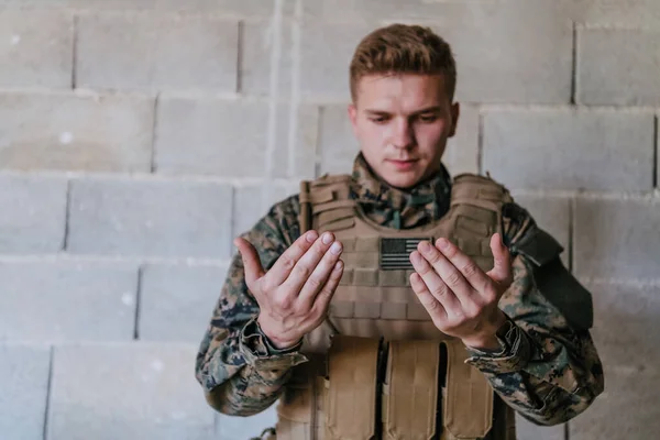 Muzułmański Żołnierz Sił Specjalnych Modli Się Boga Podnosząc Ręce Rozpoczyna — Zdjęcie stockowe
