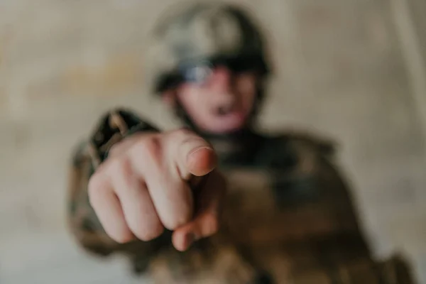 Διαλέγω Εσένα Ένας Στρατιώτης Απλωμένο Χέρι Προς Την Κάμερα Δείχνει — Φωτογραφία Αρχείου