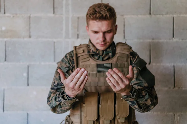 Ένας Μουσουλμάνος Στρατιώτης Των Ειδικών Δυνάμεων Προσεύχεται Στο Θεό Σηκώνοντας — Φωτογραφία Αρχείου