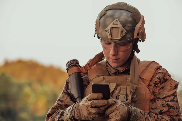 Солдат Использующий Смартфон Связаться Семьей Девушкой — стоковое фото