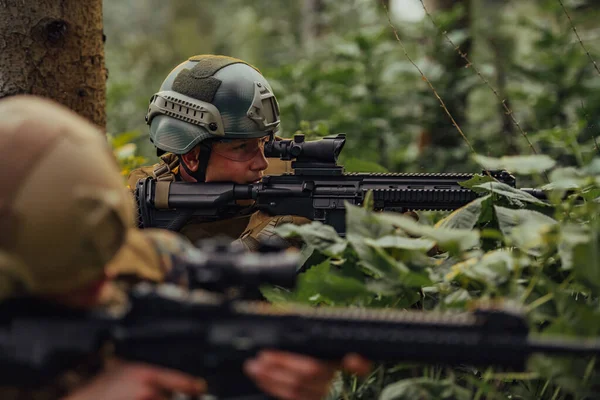 Современный Боец Службе Густых Опасных Лесах Опасные Военные Спасательные Операции — стоковое фото