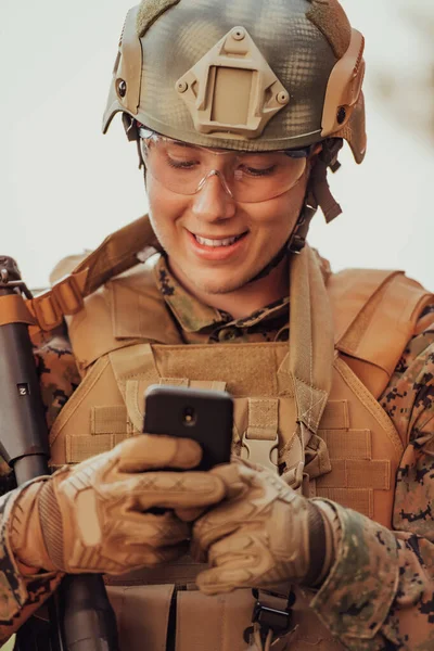 Katona Okostelefonnal Kapcsolatba Lépni Család Vagy Barátnő Kommunikációs Nosztalgia Koncepció — Stock Fotó