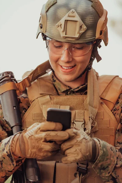 Soldat Nutzt Smartphone Familie Oder Freundin Kontaktieren Kommunikation Und Nostalgie — Stockfoto