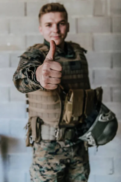Voják Udělá Rukou Gesto Úspěchu Voják Plné Zbroji Stojí Před — Stock fotografie