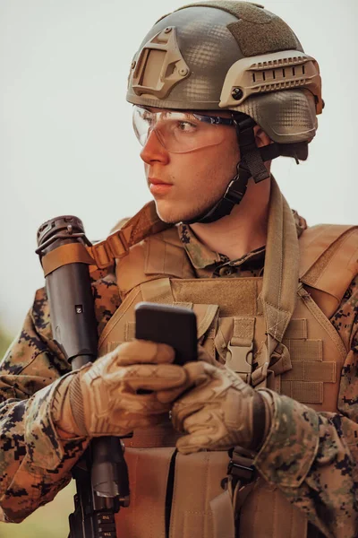 士兵使用智能手机与家人或女友沟通和怀旧的概念 — 图库照片
