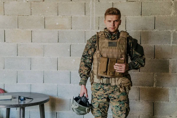 Żołnierz Przygotowujący Taktyczny Sprzęt Ochronny Komunikacyjny Walki — Zdjęcie stockowe