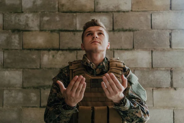 Muslimský Voják Speciálních Sil Modlí Bohu Tím Zvedne Ruce Začne — Stock fotografie