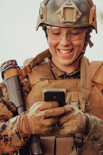 Soldat Nutzt Smartphone Familie Oder Freundin Kontaktieren Kommunikation Und Nostalgie — Stockfoto