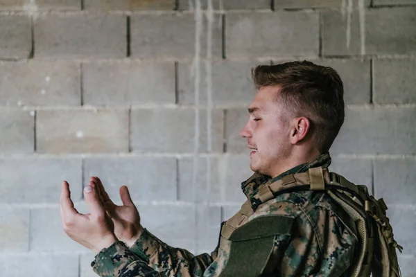 Мусульманский Солдат Спецназа Молится Богу Поднимая Руки Начинает Молитву — стоковое фото