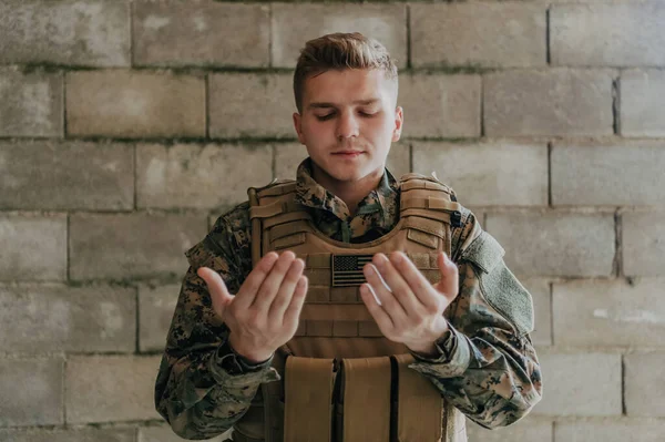 Мусульманский Солдат Спецназа Молится Богу Поднимая Руки Начинает Молитву — стоковое фото