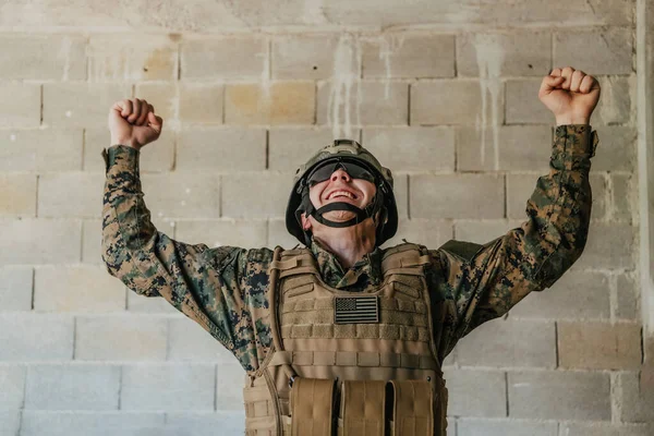 Sukces Kampanii Wojennej Żołnierz Podniesionymi Rękami Świętuje Udany Podbój Terytorium — Zdjęcie stockowe