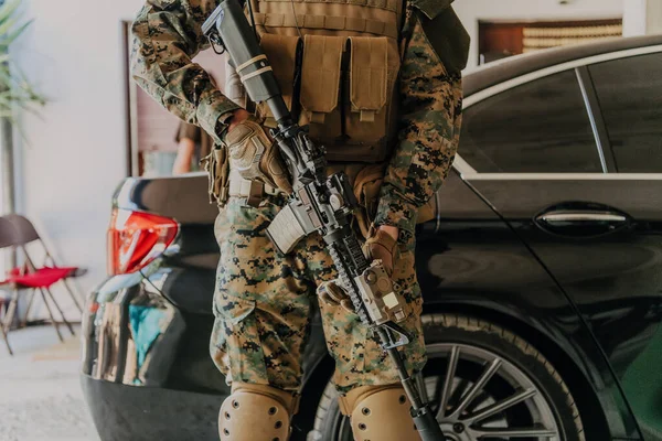 American Marine Corps Special Operations Soldier Preparing Tactical Communication Gear — 스톡 사진