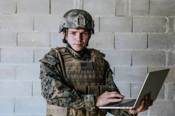 Americký Voják Vojenské Uniformě Pomocí Notebooku Pro Řízení Dronu Zůstat — Stock fotografie