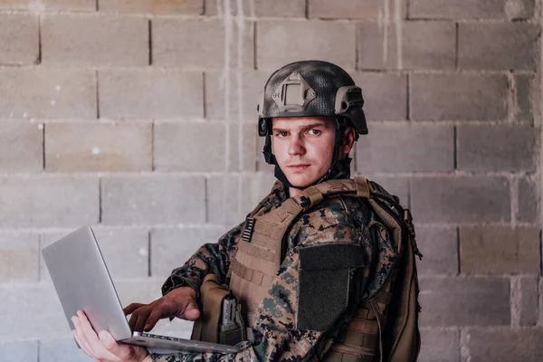 Αμερικανός Στρατιώτης Στρατιωτική Στολή Χρησιμοποιώντας Φορητό Υπολογιστή Για Τον Έλεγχο — Φωτογραφία Αρχείου