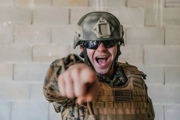 Choisis Soldat Avec Une Main Tendue Vers Caméra Montre Vous — Photo
