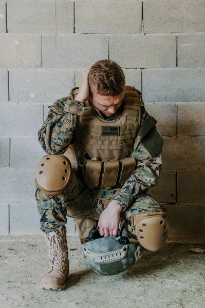Rozrušený Voják Psychologické Problémy Držet Hlavu — Stock fotografie