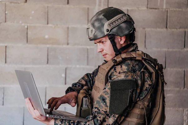 身着军服的美国士兵使用手提电脑进行无人机控制 并与朋友和家人保持联系 — 图库照片