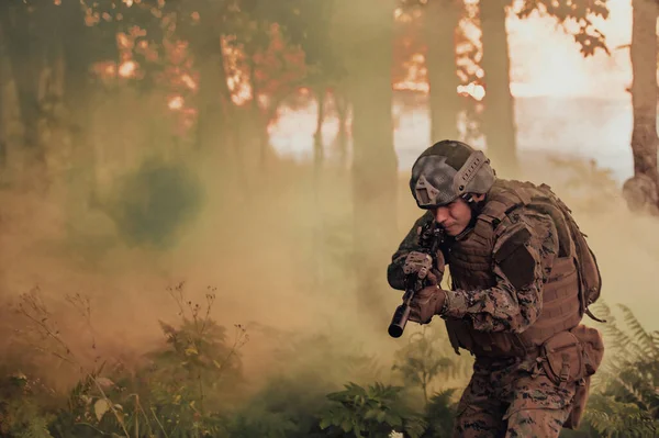 Modern Krigssoldat Krigstjänst Täta Och Farliga Skogsområden Farliga Militära Räddningsinsatser — Stockfoto