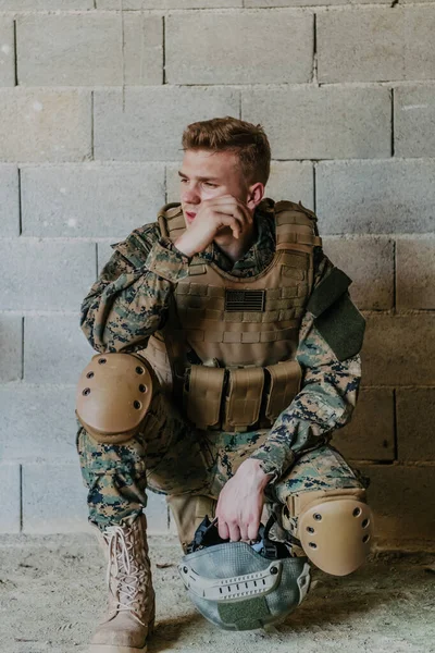 Soldado Molesto Tiene Problemas Psicológicos Sosteniendo Cabeza — Foto de Stock