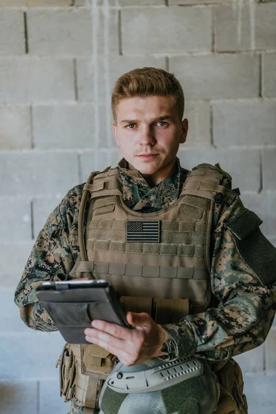 Soldado Usando Computador Tablet Contra Parede Tijolo Velho — Fotografia de Stock