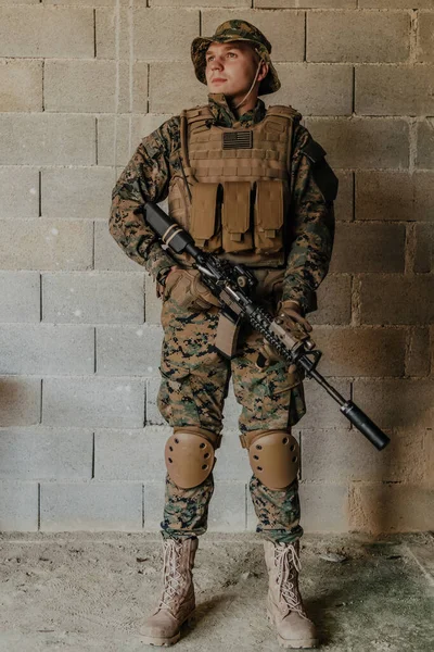 Soldato Uniforme Trova Fronte Muro Pietra Pieno Equipaggiamento Guerra Che — Foto Stock