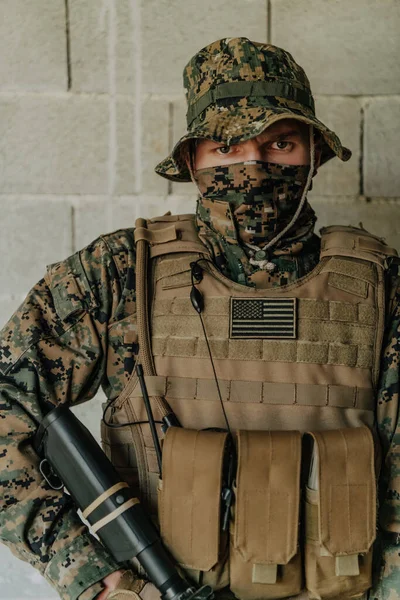 Ein Soldat Uniform Steht Voller Kriegsmontur Vor Einer Steinmauer Und — Stockfoto