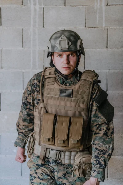 Soldat Förbereder Taktisk Skydds Och Kommunikationsutrustning För Actionstrid — Stockfoto