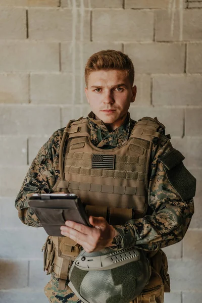 Katona Használja Tabletta Számítógép Ellen Régi Téglafal — Stock Fotó