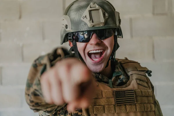 Choisis Soldat Avec Une Main Tendue Vers Caméra Montre Vous — Photo