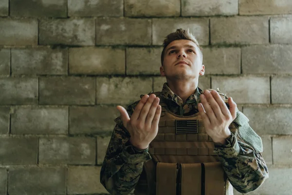 Özel Kuvvetlerin Müslüman Bir Askeri Ellerini Kaldırarak Tanrı Dua Eder — Stok fotoğraf