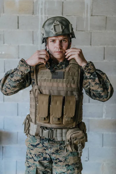 Soldat Bereitet Taktische Schutz Und Kommunikationsausrüstung Für Den Gefechtseinsatz Vor — Stockfoto