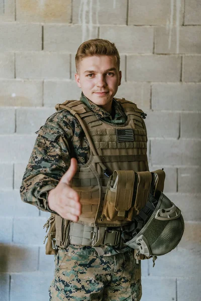 Soldato Uniforme Trova Fronte Muro Pietra Con Una Mano Tesa — Foto Stock