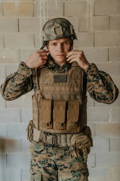 Żołnierz Mundurze Stoi Przed Kamiennym Murem Pełnym Stroju Wojennym Przygotowując — Zdjęcie stockowe