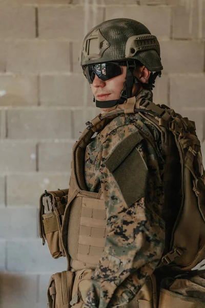 Üniformalı Bir Asker Taştan Bir Duvarın Önünde Tam Teçhizatla Savaşa — Stok fotoğraf