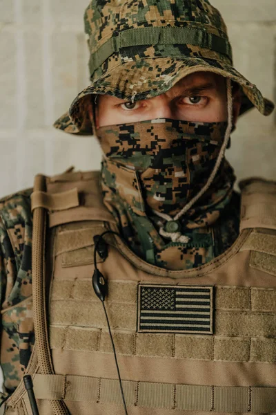 Amerikanisches Marinekorps Spezialeinsatzsoldat Bereitet Taktische Ausrüstung Und Kommunikationsausrüstung Für Action — Stockfoto