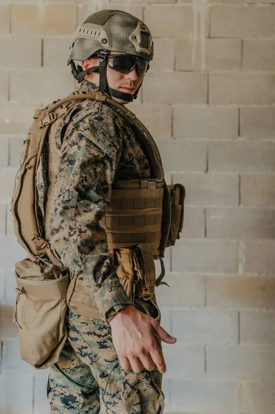 Soldat Uniform Står Framför Stenmur Full Krigsutrustning Som Förbereder Sig — Stockfoto