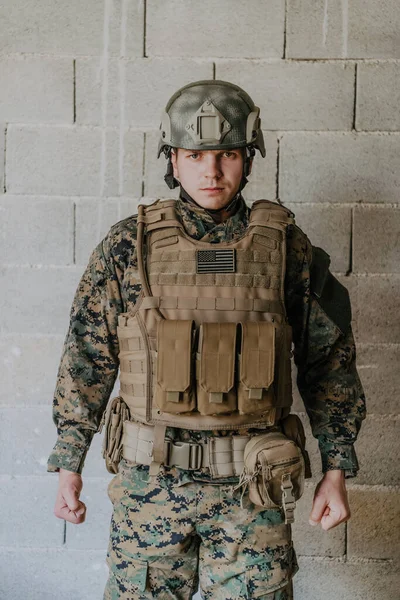 Στρατιώτης Που Προετοιμάζει Εξοπλισμό Τακτικής Προστασίας Και Επικοινωνίας Για Μάχη — Φωτογραφία Αρχείου