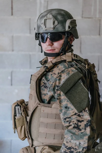 Soldado Preparando Equipo Táctico Protección Comunicación Para Batalla Acción —  Fotos de Stock
