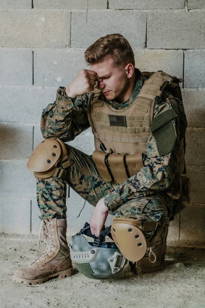 Ψυχικά Προβλήματα Στους Στρατιώτες Στρατιώτης Έχει Ψυχολογικά Προβλήματα Στο Πεδίο — Φωτογραφία Αρχείου