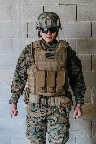Soldat Förbereder Taktisk Skydds Och Kommunikationsutrustning För Actionstrid — Stockfoto