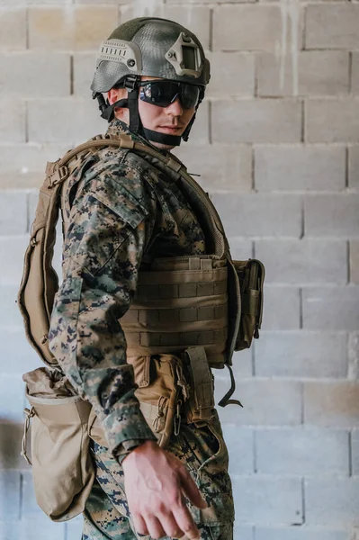Soldat Uniforme Tient Devant Mur Pierre Équipement Guerre Complet Préparant — Photo