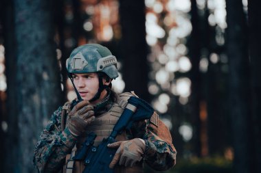 Modern Savaş Askeri Komutanı Telsiz İstasyonundan Konuşan ve Alt Bölüme Emir Veren.