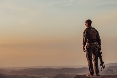 asker portresi günbatımında yerel kahraman şehir efsanesi gerçek.