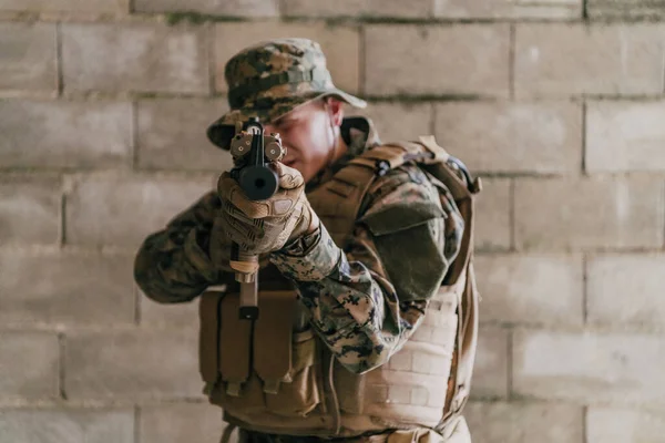 Soldado Uniforme Está Frente Muro Pedra Plena Guerra Preparando Para — Fotografia de Stock