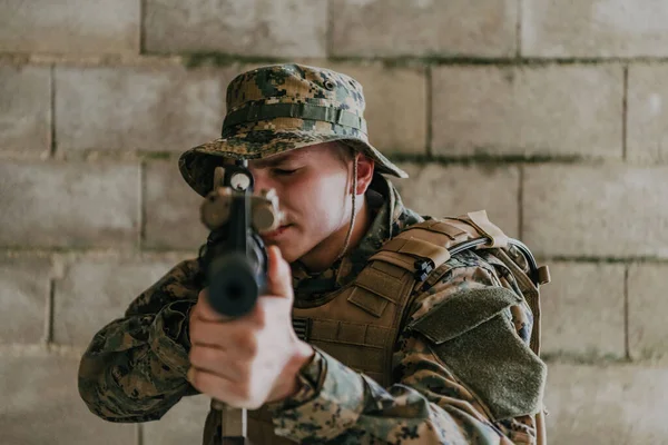 Soldat Uniforme Tient Devant Mur Pierre Équipement Guerre Complet Préparant — Photo